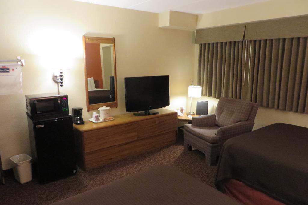 Americinn By Wyndham Forest Lake Room photo